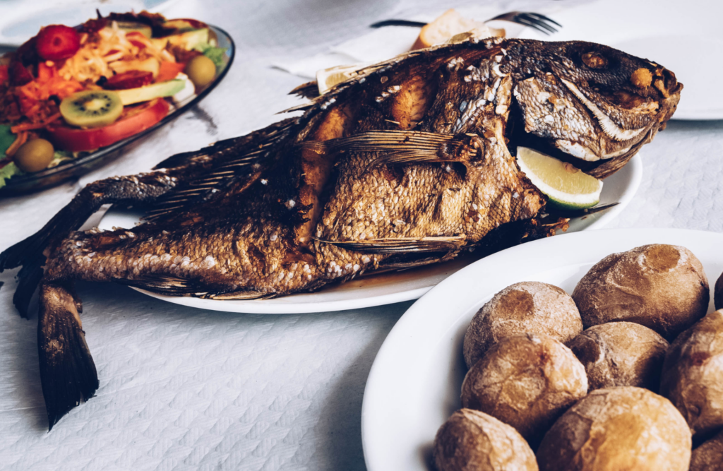 pescado a la parrilla, patatas asadas y verduras con ensalada de frutas