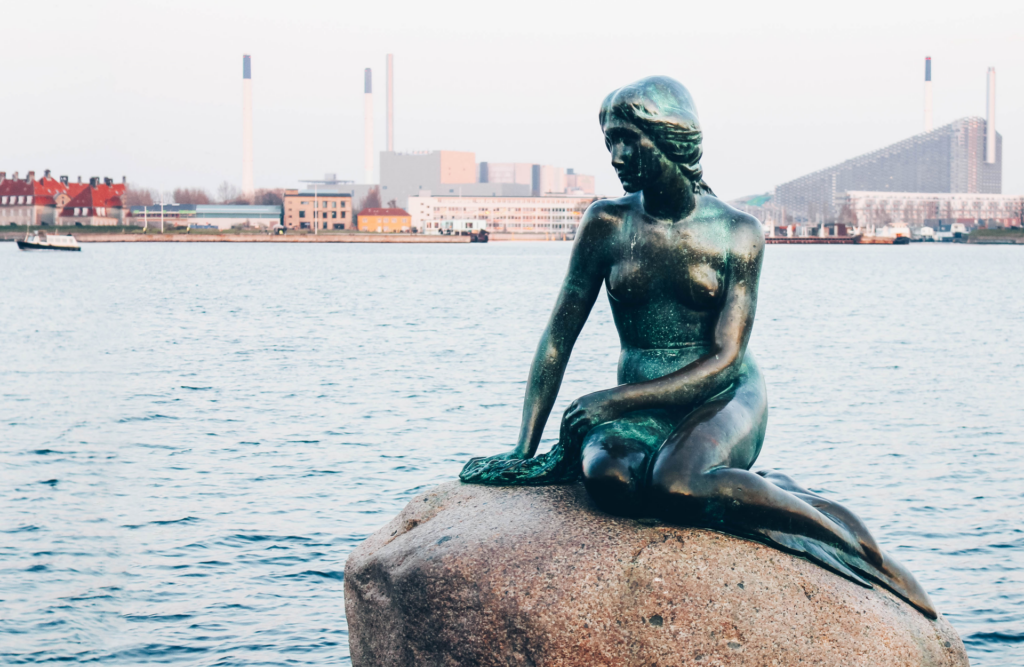 La Sirenita de Hans Christian Andersen en el puerto de Copenhague 