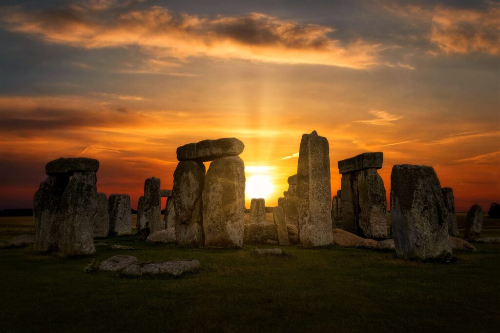 Day trip from London to Stonehenge, view of the stone circle